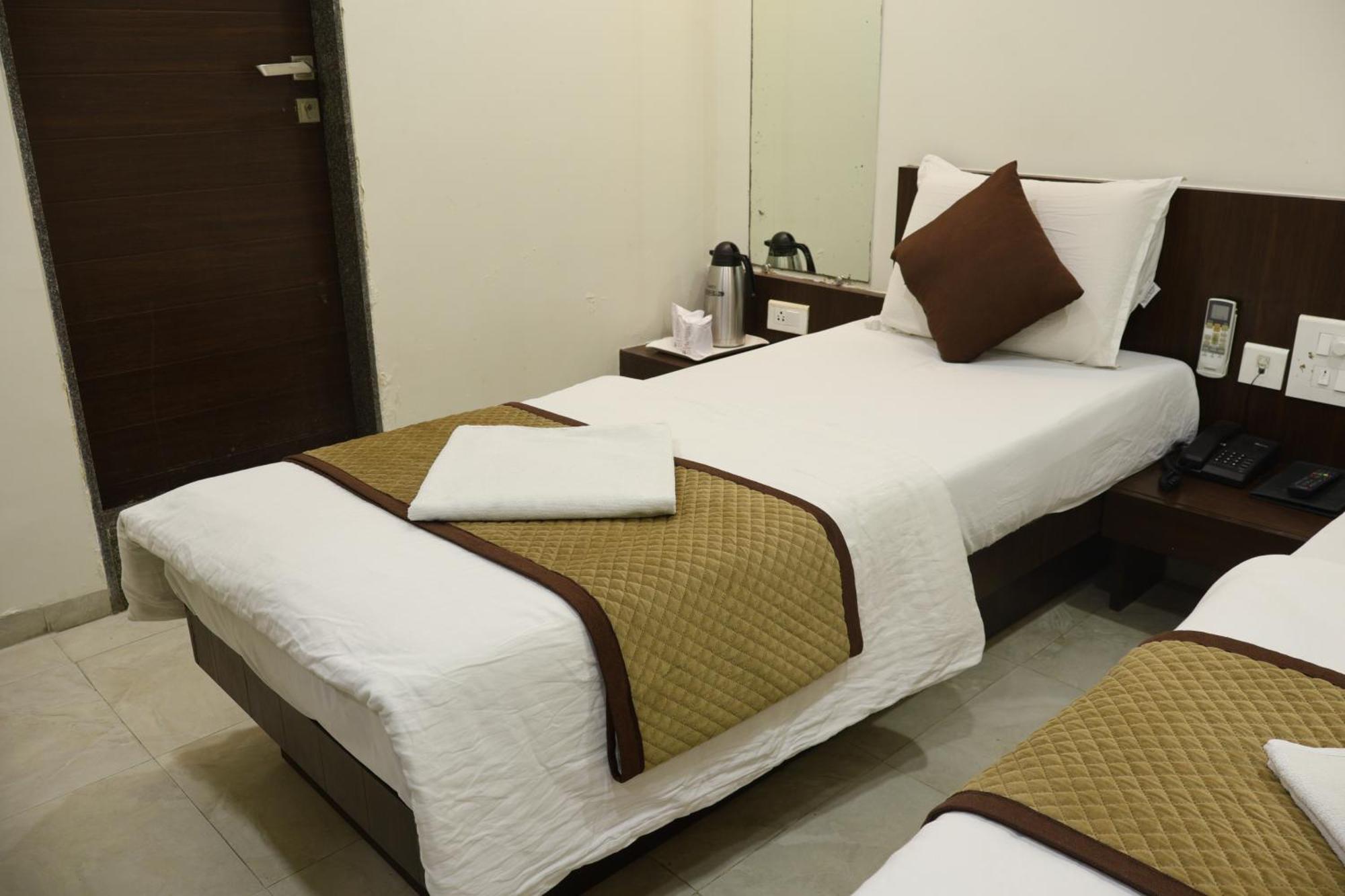 Hotel Kabir Ahmedabad Esterno foto