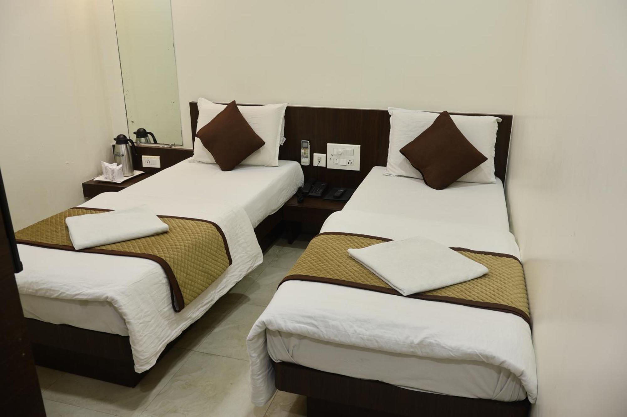 Hotel Kabir Ahmedabad Esterno foto
