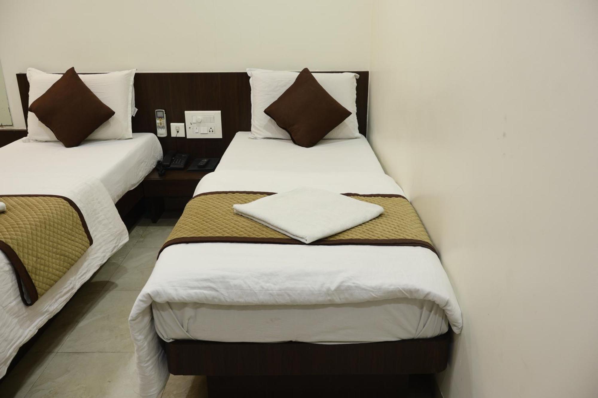 Hotel Kabir Ahmedabad Esterno foto