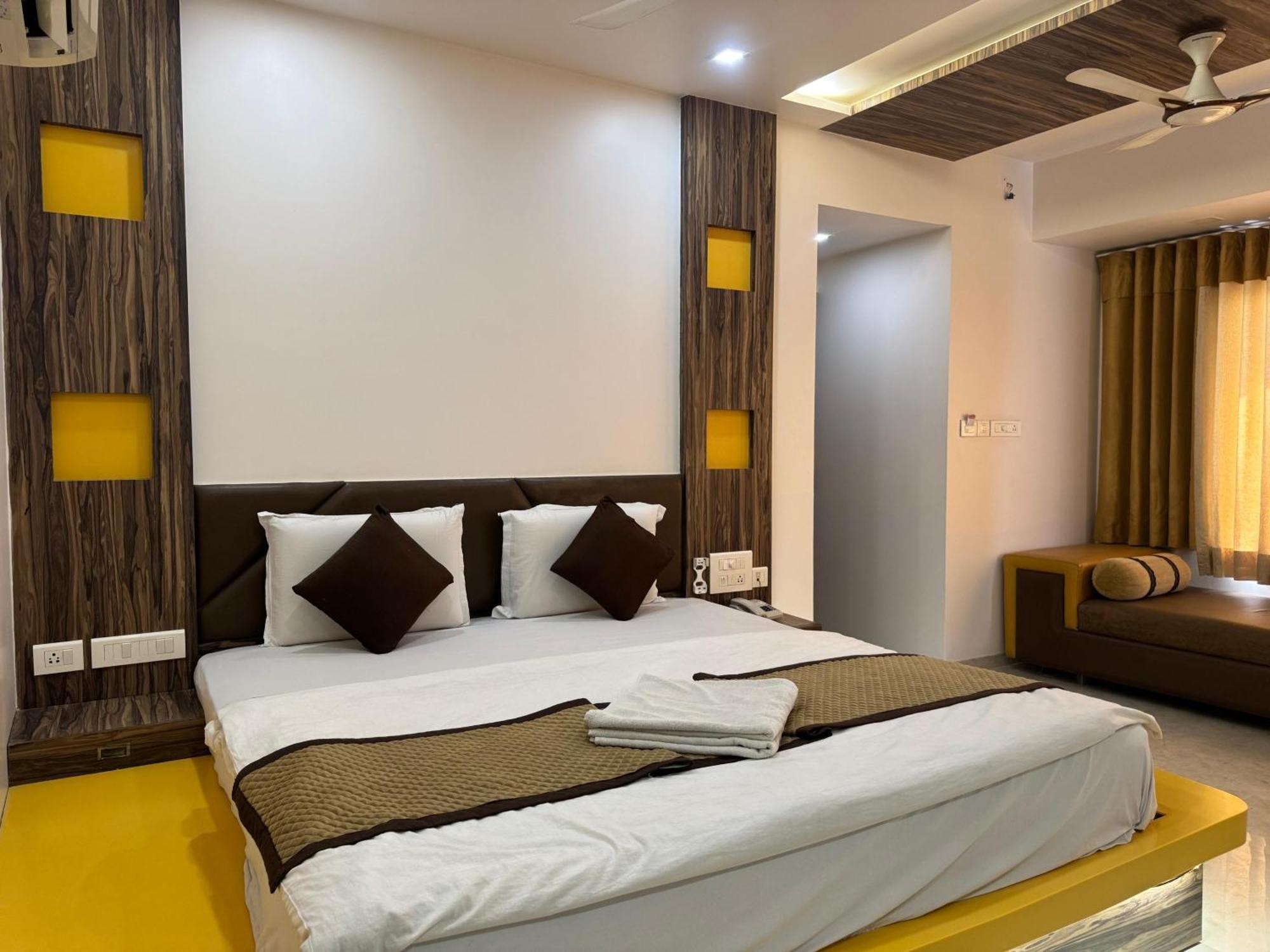 Hotel Kabir Ahmedabad Esterno foto