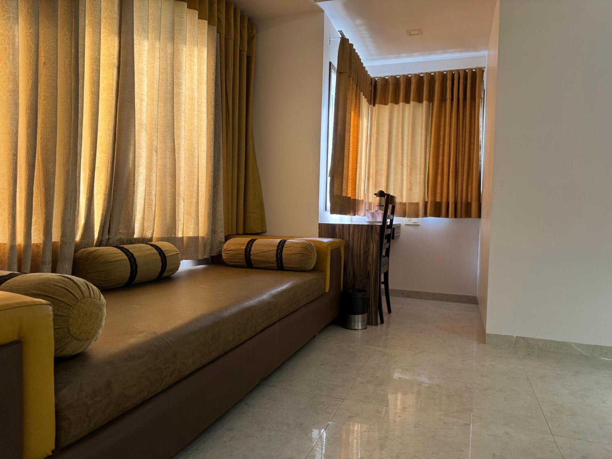 Hotel Kabir Ahmedabad Esterno foto