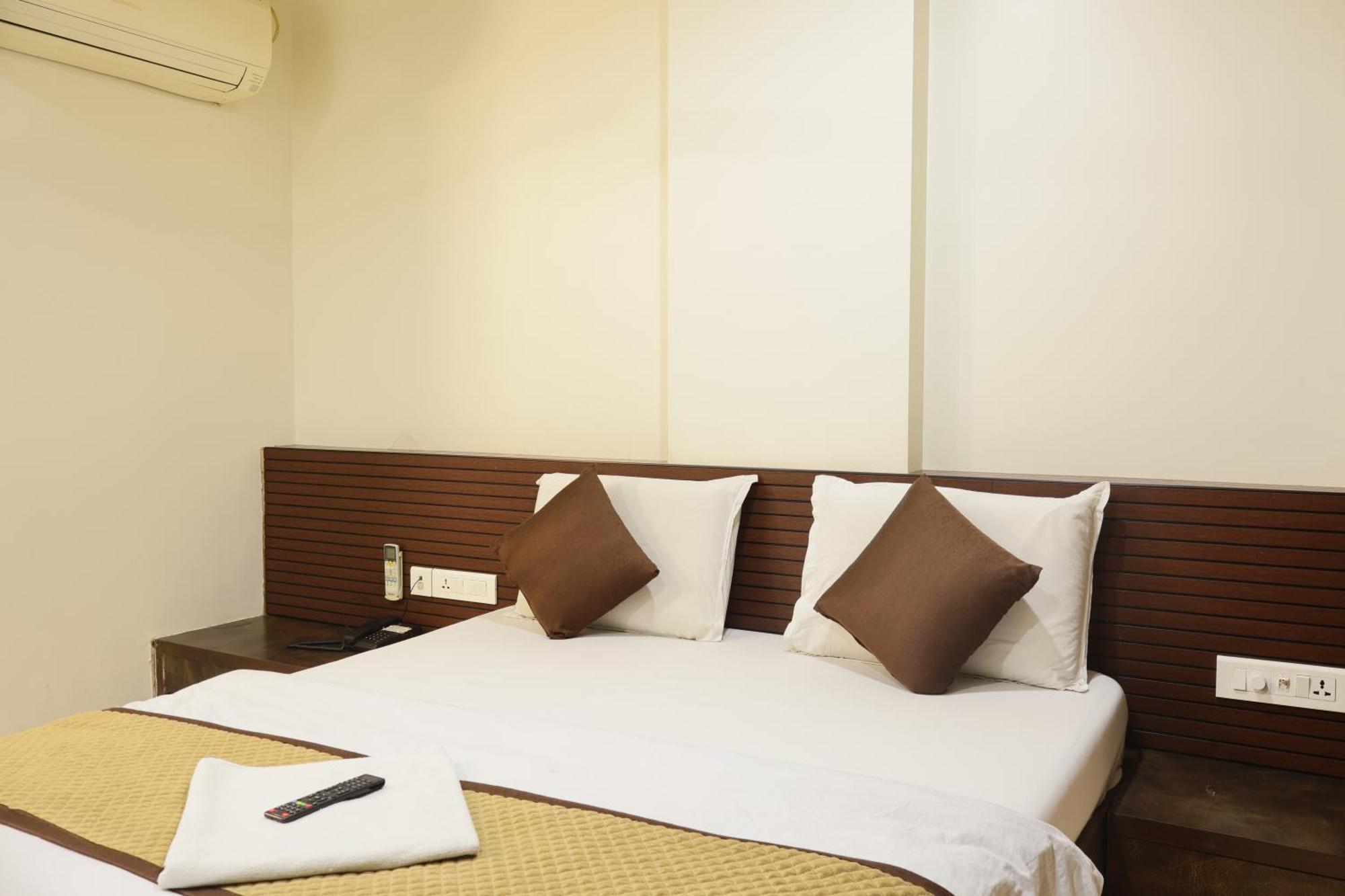 Hotel Kabir Ahmedabad Esterno foto