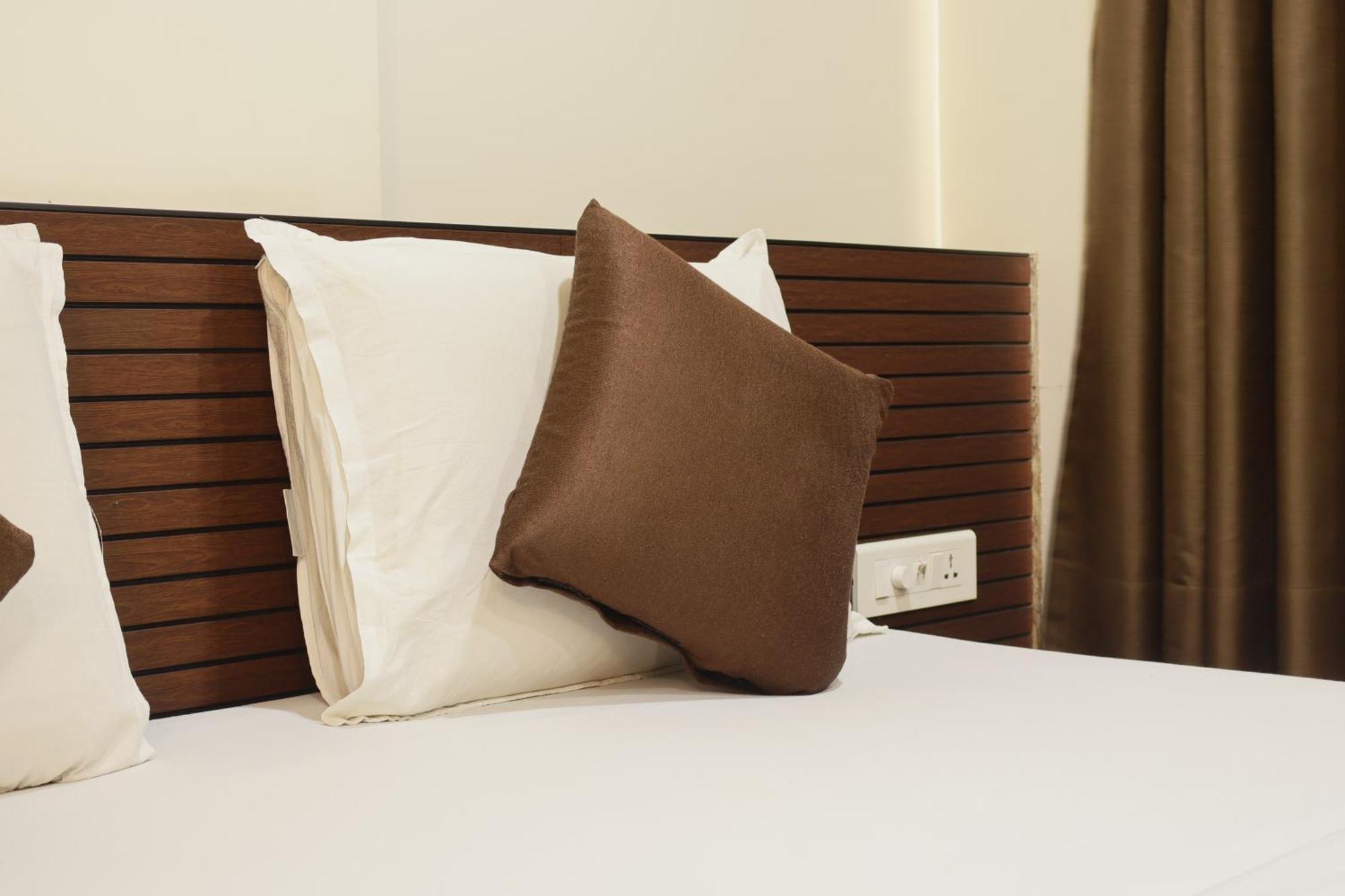 Hotel Kabir Ahmedabad Esterno foto
